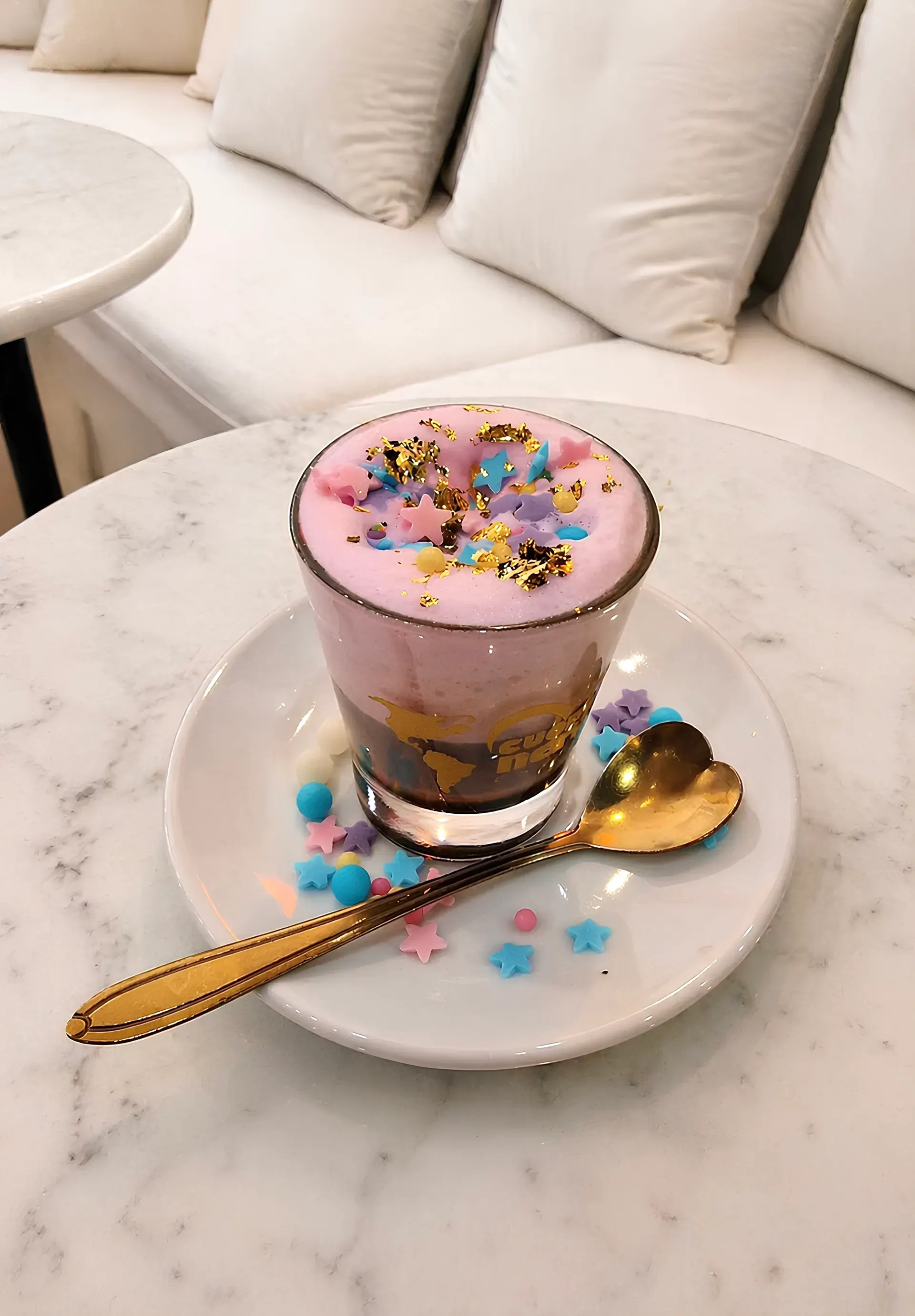 Caffè Rainbow: strati cromatici di sciroppi artigianali su espresso